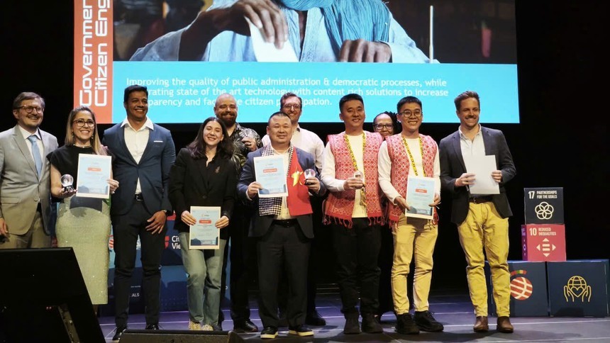Đại diện MB, ông Chu Hải Công, Giám đốc Quan hệ công chúng MB (giữa), nhận Giải thưởng ở hạng mục Quản trị công và sự tham gia của công dân. Đại diện MB, ông Chu Hải Công, Giám đốc Quan hệ công chúng MB (giữa), nhận Giải thưởng ở hạng mục Quản trị công và sự tham gia của công dân.