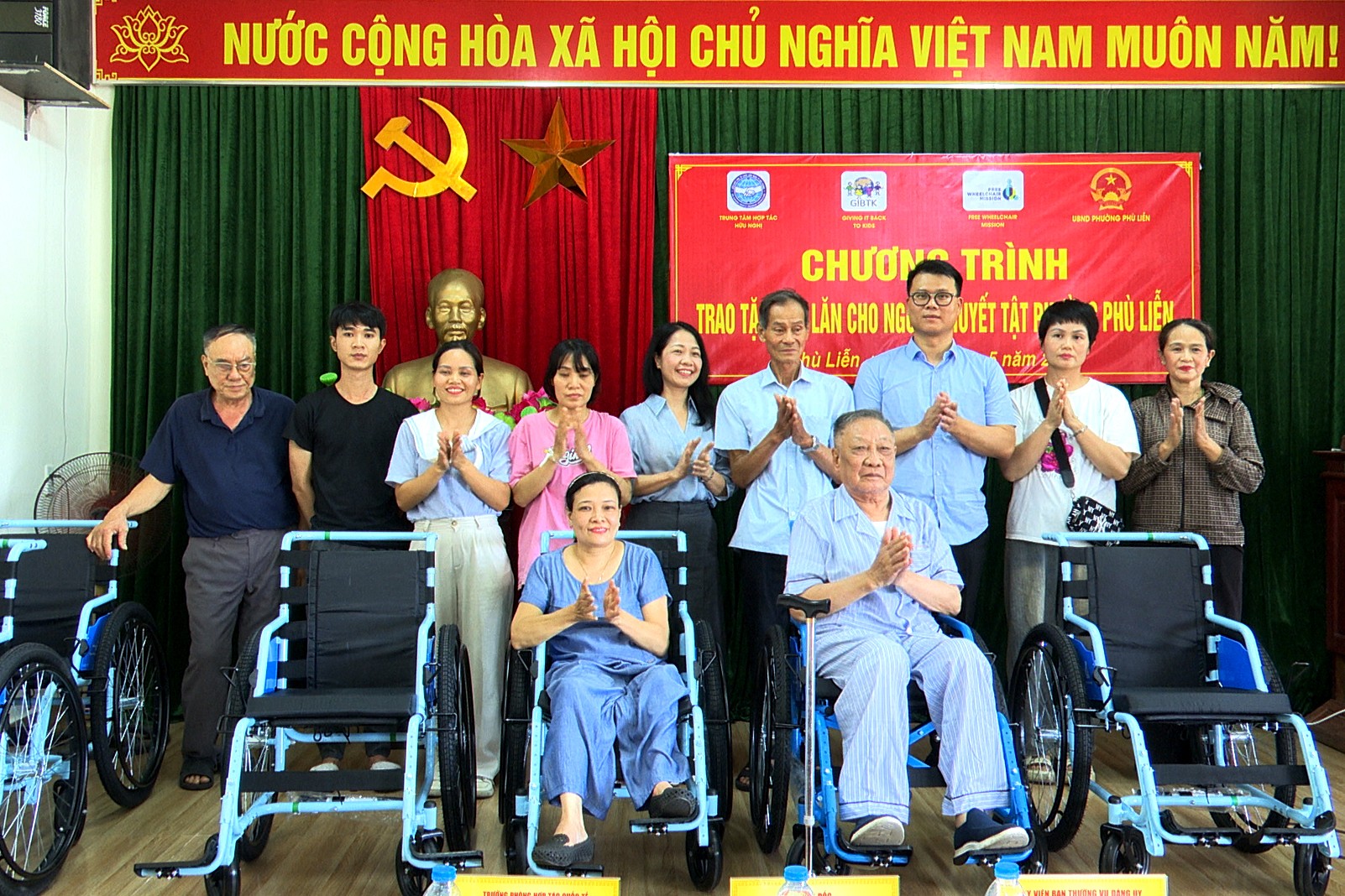 Lãnh đạo phường Phù Liễn (thành phố Hải Phòng) cùng đại diện Trung tâm Hợp tác hữu nghị thành phố trao tặng xe lăn cho người khuyết tật trên địa bàn. (Ảnh: Cổng TTĐT thành phố Hải Phòng)