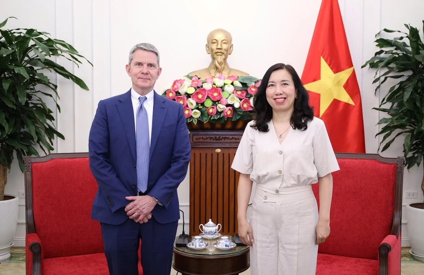 Thứ trưởng Bộ Ngoại giao Lê Thị Thu Hằng và ông Phil Nelson, Phó Chủ tịch điều hành Hãng truyền hình CNN (Hoa Kỳ). (Ảnh: Bộ Ngoại giao)