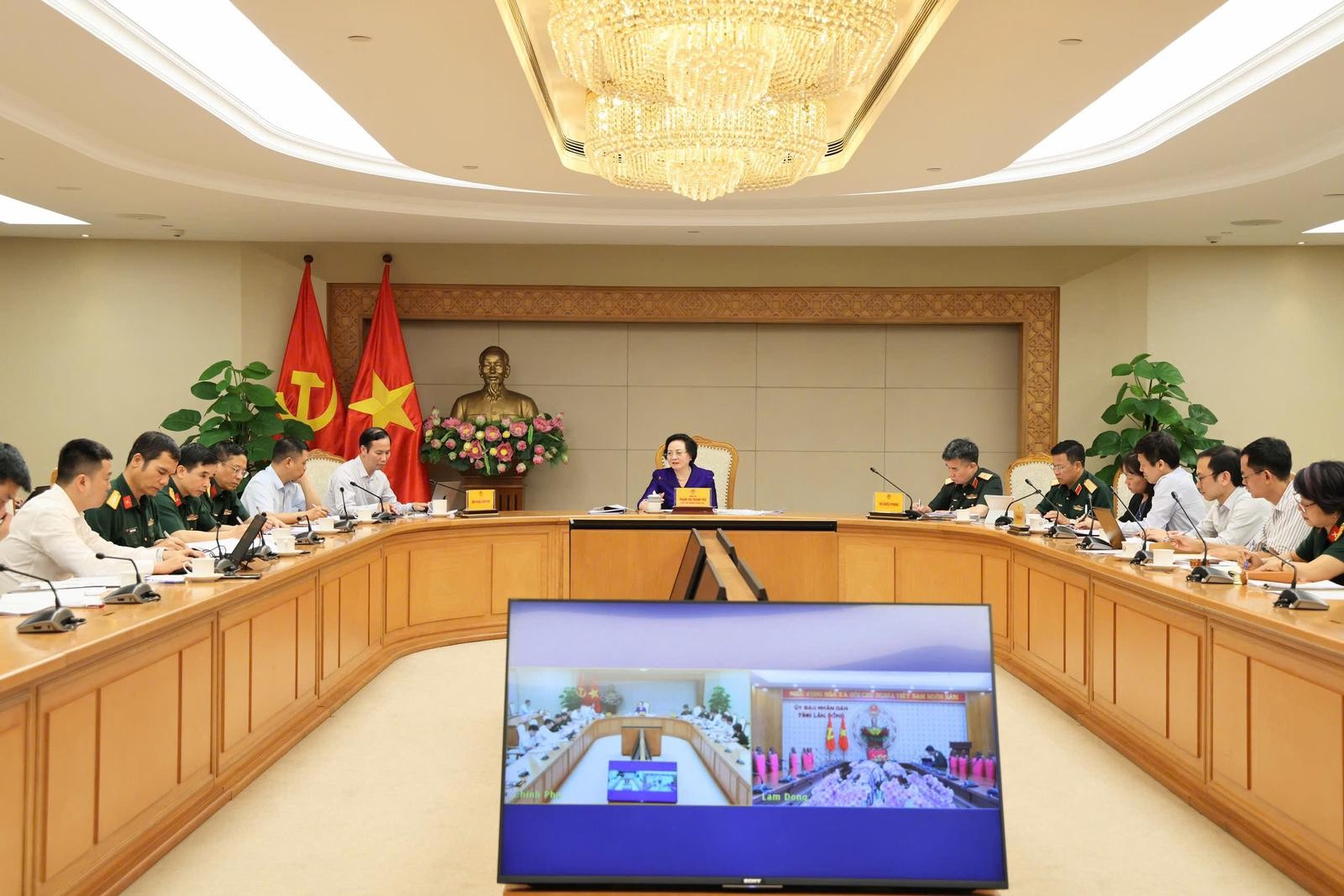 Phó Thủ tướng Phạm Thị Thanh Trà làm việc với Tổ giúp việc Ban Chỉ đạo quốc gia về tìm kiếm, quy tập và xác định danh tính hài cốt liệt sĩ. Ảnh: Thu Giang Phó Thủ tướng Phạm Thị Thanh Trà làm việc với Tổ giúp việc Ban Chỉ đạo quốc gia về tìm kiếm, quy tập và xác định danh tính hài cốt liệt sĩ. Ảnh: Thu Giang
