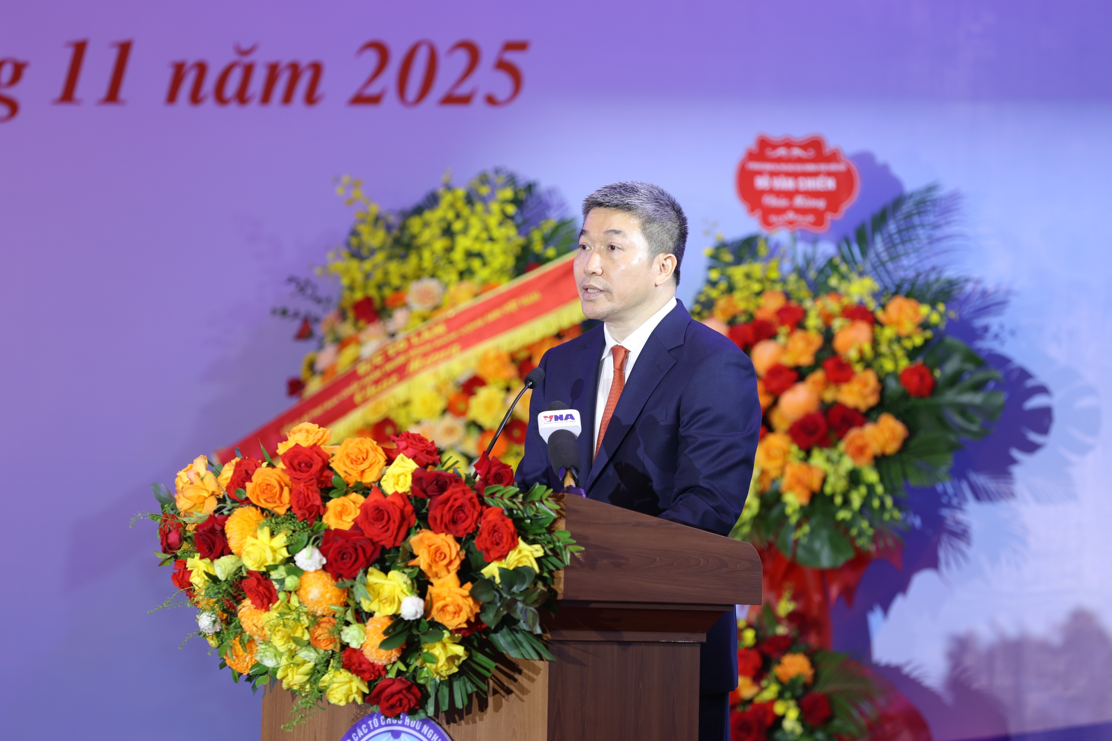 Chủ tịch Liên hiệp các tổ chức hữu nghị Việt Nam Phan Anh Sơn đọc diễn văn Kỷ niệm 75 năm Ngày Truyền thống và tổng kết phong trào thi đua yêu nước giai đoạn 2020 - 2025, ngày 17/11/2025 tại Hà Nội. (Ảnh: Đinh Hòa) Chủ tịch Liên hiệp các tổ chức hữu nghị Việt Nam Phan Anh Sơn đọc diễn văn Kỷ niệm 75 năm Ngày Truyền thống và tổng kết phong trào thi đua yêu nước giai đoạn 2020 - 2025, ngày 17/11/2025 tại Hà Nội. (Ảnh: Đinh Hòa)