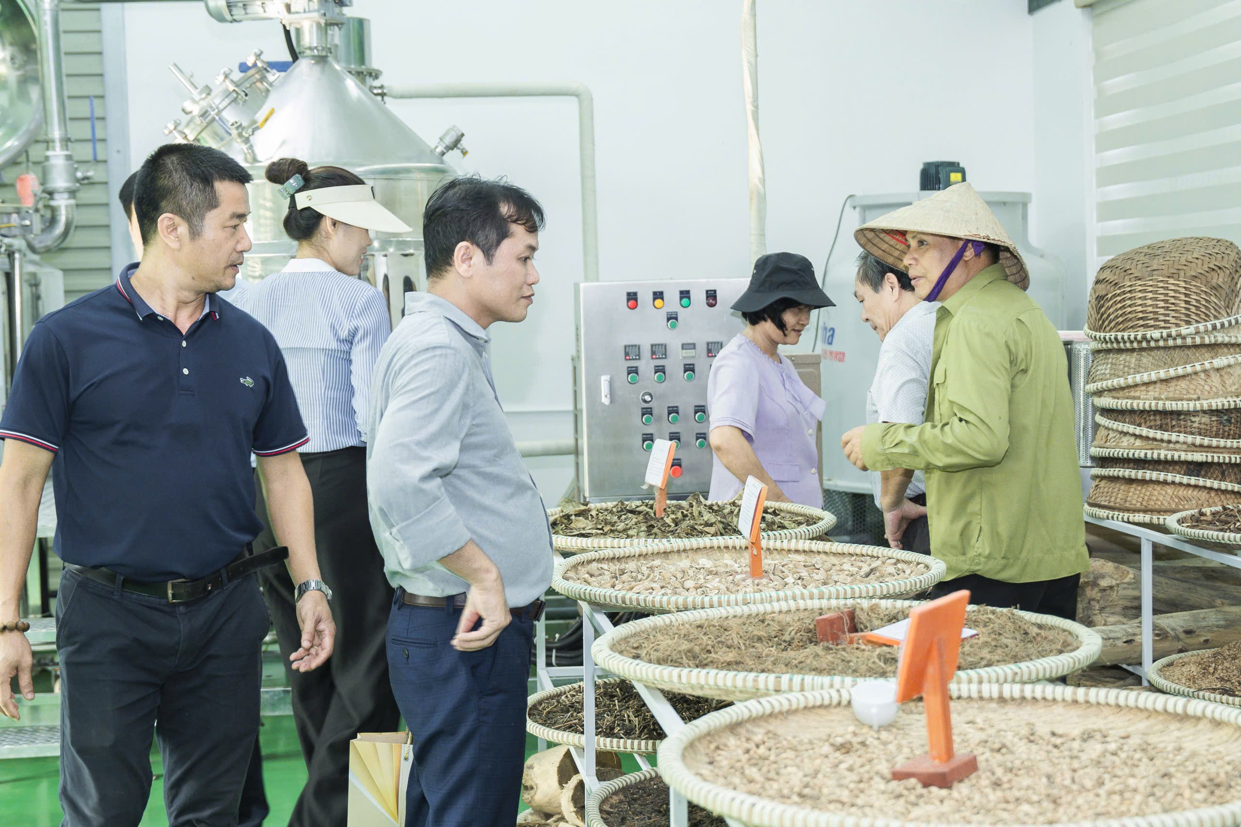 các thành viên Hội đồng khảo sát thực tế tại khu chiết xuất Genecell.
