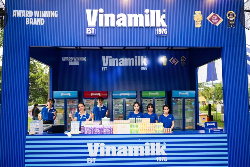 Ảnh 1a hoặc 1b (báo chọn 1 trong 2 ảnh): Không gian trải nghiệm với nhiều sản phẩm dinh dưỡng đa dạng của Vinamilk sẵn sàng chào đón các bé cùng các bậc phụ huynh tại Ngày hội “Phú Mỹ Hưng hướng về trẻ em”. Ảnh: Vi Nam