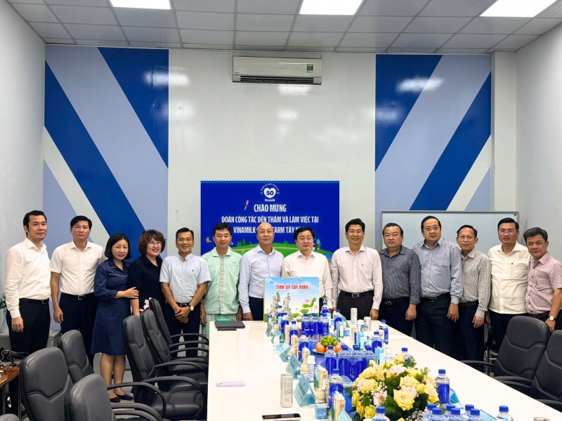 Ảnh 1A: Ông Nguyễn Văn Quyết, Ủy viên Ban chấp hành Trung ương Đảng, Bí thư Tỉnh ủy Tây Ninh (thứ 7 từ phải sang) và ông Nguyễn Mạnh Hùng, Ủy viên Ban chấp hành Trung ương Đảng, Phó Bí thư Thường trực Tỉnh ủy, Chủ tịch Hội đồng nhân dân tỉnh (thứ 6 từ phải sang) và đoàn công tác làm việc tại Trang trại Vinamilk Green Farm Tây Ninh (Ảnh: VN).    Ảnh 1B: Ông Nguyễn Văn Quyết, Ủy viên Ban chấp hành Trung ương Đảng, Bí thư Tỉnh ủy Tây Ninh (áo trắng) trong chuyến thăm và làm việc tại Trang trại Vinamilk Green Farm Tây Ninh (Ảnh: VN).
