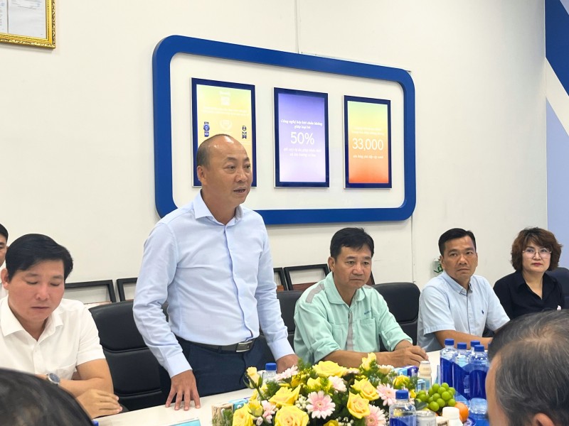 (Ảnh 2A hoặc Ảnh 2B): ông Đoàn Quốc Khánh – Giám đốc điều hành Phát triển Vùng Nguyên liệu, đại diện Vinamilk - thông tin về tình hình sản xuất, kinh doanh của doanh nghiệp với đoàn công tác tỉnh Tây Ninh (Ảnh: VN).