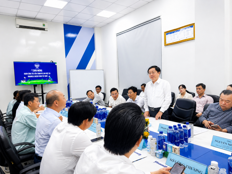 (Ảnh 5A hoặc Ảnh 5B): Ông Nguyễn Văn Quyết - Ủy viên Ban chấp hành Trung ương Đảng, Bí thư Tỉnh ủy Tây Ninh – phát biểu trong chuyến thăm và làm việc tại trang trại Vinamilk Green Farm Tây Ninh (Ảnh: VN).