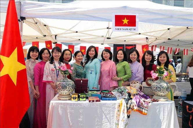 Các phu nhân và cán bộ Cơ quan đại diện Việt Nam tại New York. 