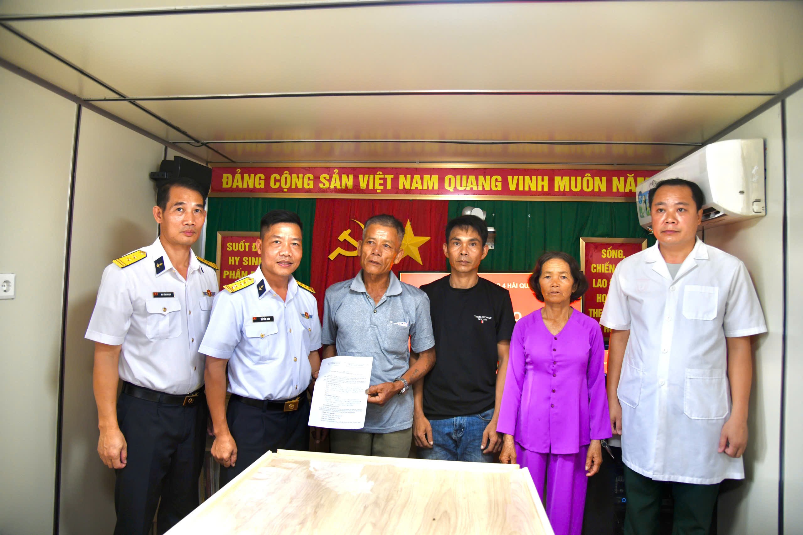 Tàu Trường Sa 20 đưa ngư dân bị bệnh về bờ an toàn