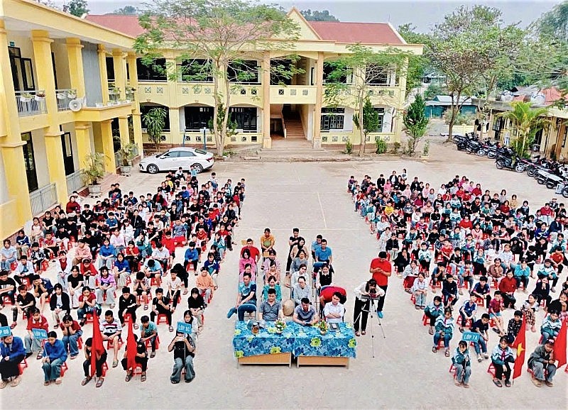 Giữ học trò ở lại lớp giữa nỗi lo tảo hôn nơi vùng biên Nậm Vì