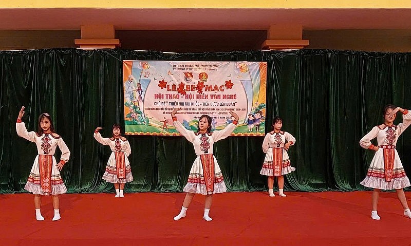 Giữ học trò ở lại lớp giữa nỗi lo tảo hôn nơi vùng biên Nậm Vì