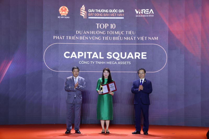 Bà Hoàng Quỳnh Phương - Đại diện Công ty TNHH Mega Assets - chủ đầu tư Dự án Capital Square nhận Danh hiệu.