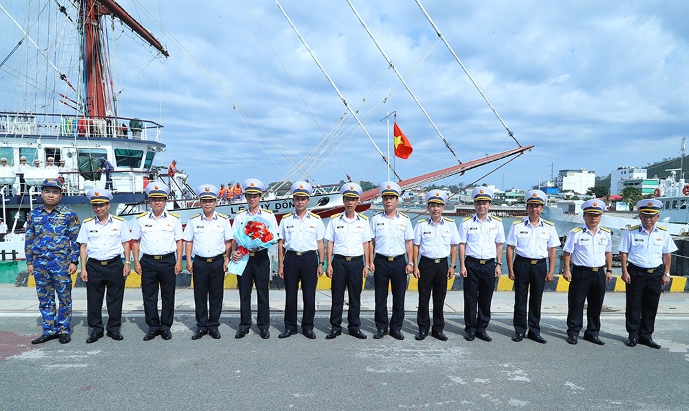 Chuẩn Đô đốc, PGS, TS Ngô Thành Công, Giám đốc Học viện Hải quân tặng hoa chúc mừng đoàn công tác)