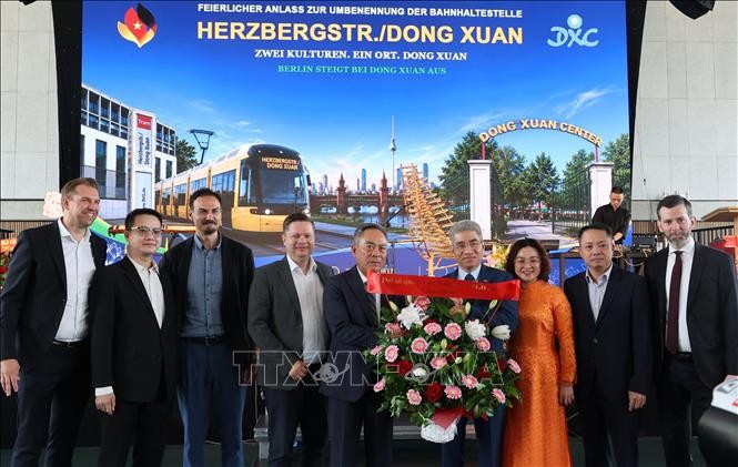 Đại sứ Nguyễn Đắc Thành và Phu nhân tặng hoa chúc mừng ông Nguyễn Văn Hiền, Tổng giám đốc TTTM Đồng Xuân Berlin. Ảnh: Thu Hằng/PV TTXVN tại Đức