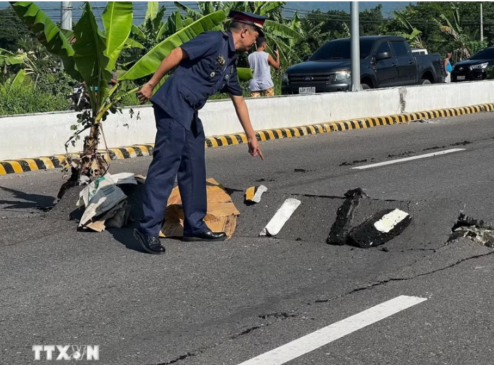 Một đoạn đường bị nứt sau động đất tại tỉnh Nam Cotabato, Philippines ngày 8/6/2026. (Ảnh: THX/TTXVN) Một đoạn đường bị nứt sau động đất tại tỉnh Nam Cotabato, Philippines ngày 8/6/2026. (Ảnh: THX/TTXVN)