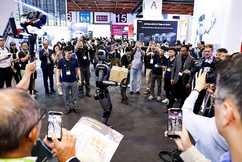 Người máy “Make in Vietnam” của VinRobotics tỏa sáng tại hai sân khấu công nghệ hàng đầu thế giới Người máy “Make in Vietnam” của VinRobotics tỏa sáng tại hai sân khấu công nghệ hàng đầu thế giới