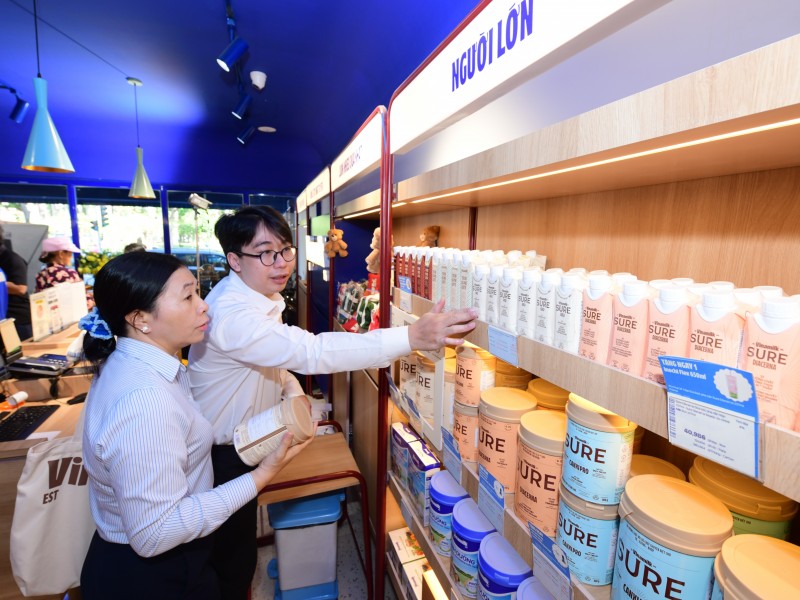 Với 3 dòng sản phẩm Sure Prevent Gold – giúp bồi bổ sức khỏe, Sure Diacerna – dinh dưỡng phù hợp cho người tiểu đường và Sure CanxiPro – hỗ trợ cơ xương khớp, Vinamilk Sure đồng hành chăm sóc dinh dưỡng cho người từ 50 tuổi, giúp duy trì sức khỏe vững vàng và phong độ để tận hưởng cuộc sống năng động mỗi ngày. Ảnh: Vi Nam Với 3 dòng sản phẩm Sure Prevent Gold – giúp bồi bổ sức khỏe, Sure Diacerna – dinh dưỡng phù hợp cho người tiểu đường và Sure CanxiPro – hỗ trợ cơ xương khớp, Vinamilk Sure đồng hành chăm sóc dinh dưỡng cho người từ 50 tuổi, giúp duy trì sức khỏe vững vàng và phong độ để tận hưởng cuộc sống năng động mỗi ngày. Ảnh: Vi Nam