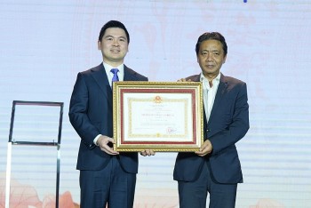 clb bong da ha noi vinh du don nhan huan chuong lao dong hang nhi