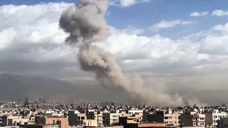 Khói bốc lên sau vụ không kích của lực lượng Mỹ-Israel nhằm vào thủ đô Tehran, Iran, ngày 28/2/2026. (Ảnh: ANI/TTXVN) Khói bốc lên sau vụ không kích của lực lượng Mỹ-Israel nhằm vào thủ đô Tehran, Iran, ngày 28/2/2026. (Ảnh: ANI/TTXVN)