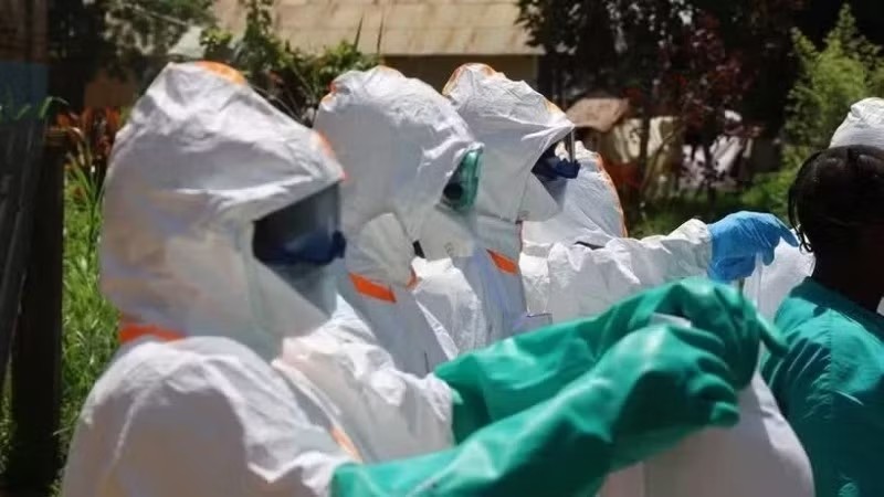 Nhân viên y tế mặc trang phục bảo hộ và khử khuẩn khi điều trị cho bệnh nhân Ebola tại Ituri, Cộng hòa Dân chủ Congo. (Ảnh: THX/TTXVN) Nhân viên y tế mặc trang phục bảo hộ và khử khuẩn khi điều trị cho bệnh nhân Ebola tại Ituri, Cộng hòa Dân chủ Congo. (Ảnh: THX/TTXVN)