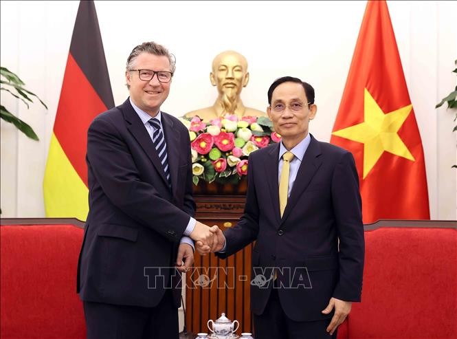 Bộ trưởng Bộ Ngoại giao Lê Hoài Trung tiếp Quốc vụ khanh Bộ Ngoại giao Đức Geza Andreas von Geyr. Ảnh: An Đăng/TTXVN Bộ trưởng Bộ Ngoại giao Lê Hoài Trung tiếp Quốc vụ khanh Bộ Ngoại giao Đức Geza Andreas von Geyr. Ảnh: An Đăng/TTXVN