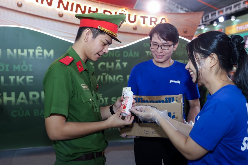 Trước đó, Vinamilk cũng đã dành tặng 40.000 sản phẩm dinh dưỡng đến người dân và lực lượng chức năng tham gia Lễ hưởng ứng cuộc thi sáng tạo video clip “Tổ quốc bình yên” do Công an thành phố Hà Nội tổ chức tại thủ đô. Trước đó, Vinamilk cũng đã dành tặng 40.000 sản phẩm dinh dưỡng đến người dân và lực lượng chức năng tham gia Lễ hưởng ứng cuộc thi sáng tạo video clip “Tổ quốc bình yên” do Công an thành phố Hà Nội tổ chức tại thủ đô.