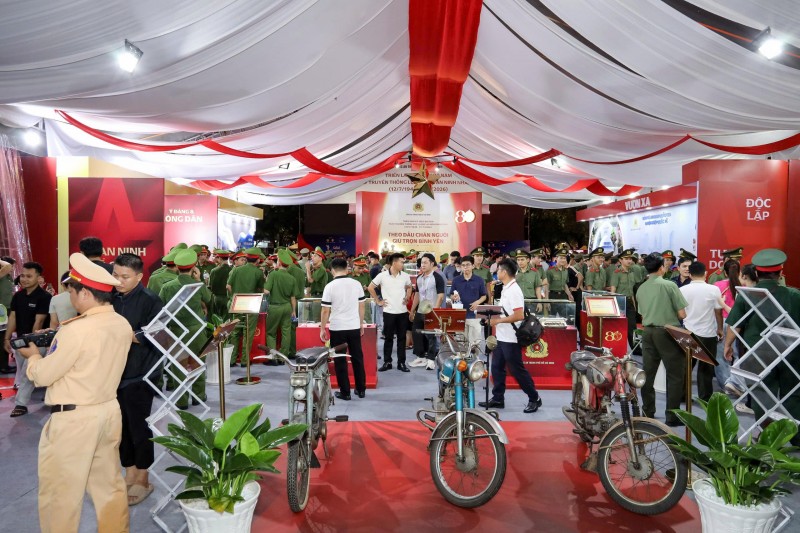 Điểm nhấn của chuỗi sự kiện là triển lãm “80 năm An ninh nhân dân - Lá chắn bình yên”, tái hiện chặng đường gần một thế kỷ xây dựng, chiến đấu và trưởng thành của lực lượng An ninh nhân dân. Điểm nhấn của chuỗi sự kiện là triển lãm “80 năm An ninh nhân dân - Lá chắn bình yên”, tái hiện chặng đường gần một thế kỷ xây dựng, chiến đấu và trưởng thành của lực lượng An ninh nhân dân.