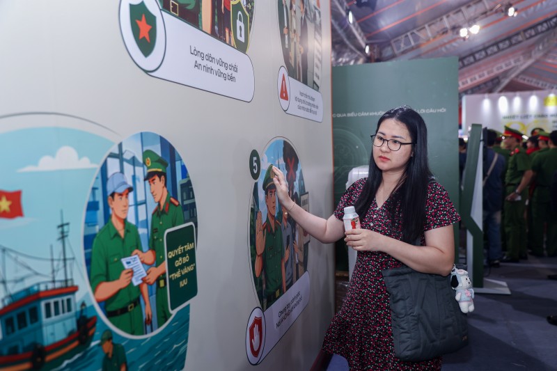 : “Đây là lần đầu tiên mình tham dự một triển lãm về an ninh, thật sự rất ngạc nhiên về mức độ hoành tráng của sự kiện. Mình có thử trải nghiệm một số công nghệ tương tác ở đây và cảm nhận là vấn đề an ninh tại Việt Nam được quản lý rất chặt chẽ luôn”, bạn Mai Quỳnh Lan – một khách tham quan triển lãm chia sẻ. : “Đây là lần đầu tiên mình tham dự một triển lãm về an ninh, thật sự rất ngạc nhiên về mức độ hoành tráng của sự kiện. Mình có thử trải nghiệm một số công nghệ tương tác ở đây và cảm nhận là vấn đề an ninh tại Việt Nam được quản lý rất chặt chẽ luôn”, bạn Mai Quỳnh Lan – một khách tham quan triển lãm chia sẻ.