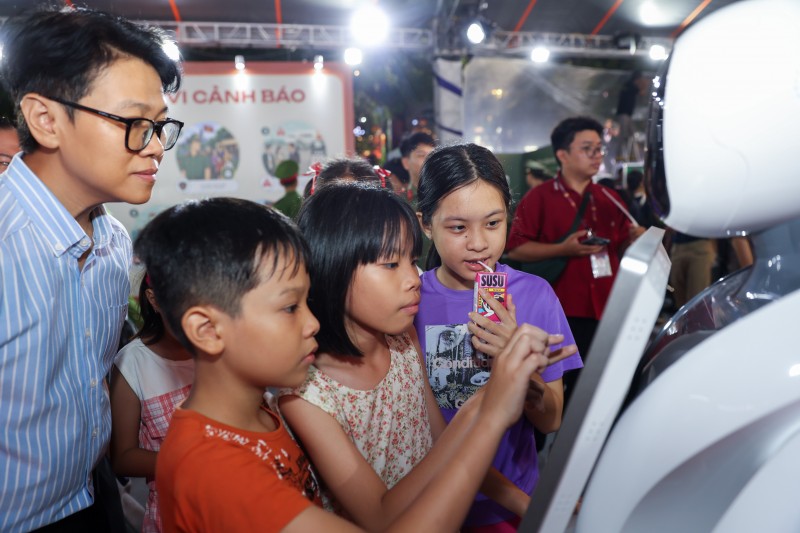 Các công nghệ trình chiếu và tương tác hiện đại như thực tế ảo (VR), 3D mapping và hologram thu hút sự chú ý đặc biệt của khách tham quan, đặc biệt là các bạn nhỏ. Các công nghệ trình chiếu và tương tác hiện đại như thực tế ảo (VR), 3D mapping và hologram thu hút sự chú ý đặc biệt của khách tham quan, đặc biệt là các bạn nhỏ.