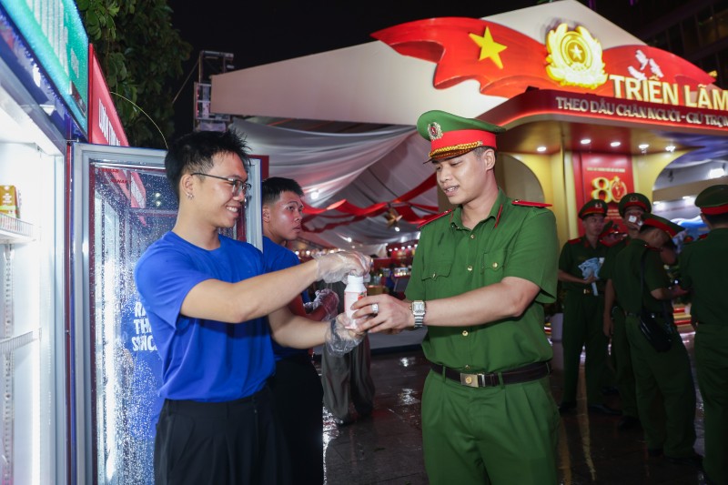 Giữa không khí nhộn nhịp của sự kiện, người tham dự bất ngờ bắt gặp những trạm Vinamilk - điểm “sạc năng lượng” với hàng chục nghìn sản phẩm sữa chua uống Vinamilk Green Farm, sữa chua uống tiệt trùng Susu, sữa tươi tiệt trùng Vinamilk và nước suối Vinamilk được trao tặng mỗi đêm Giữa không khí nhộn nhịp của sự kiện, người tham dự bất ngờ bắt gặp những trạm Vinamilk - điểm “sạc năng lượng” với hàng chục nghìn sản phẩm sữa chua uống Vinamilk Green Farm, sữa chua uống tiệt trùng Susu, sữa tươi tiệt trùng Vinamilk và nước suối Vinamilk được trao tặng mỗi đêm