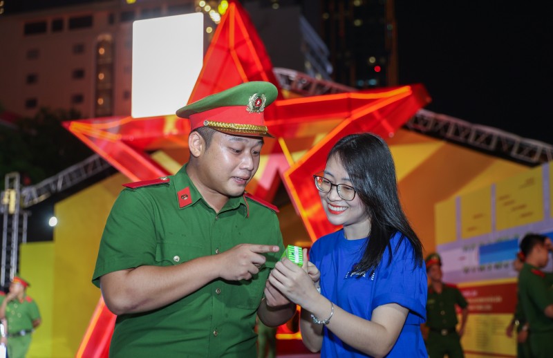 Không chỉ tiếp sức cho người dân và lực lượng chức năng tại sự kiện, Vinamilk mong muốn thể hiện sự tri ân với những cống hiến, hy sinh thầm lặng của các thế hệ cán bộ, chiến sĩ An ninh nhân dân thông qua hoạt động này. Không chỉ tiếp sức cho người dân và lực lượng chức năng tại sự kiện, Vinamilk mong muốn thể hiện sự tri ân với những cống hiến, hy sinh thầm lặng của các thế hệ cán bộ, chiến sĩ An ninh nhân dân thông qua hoạt động này.