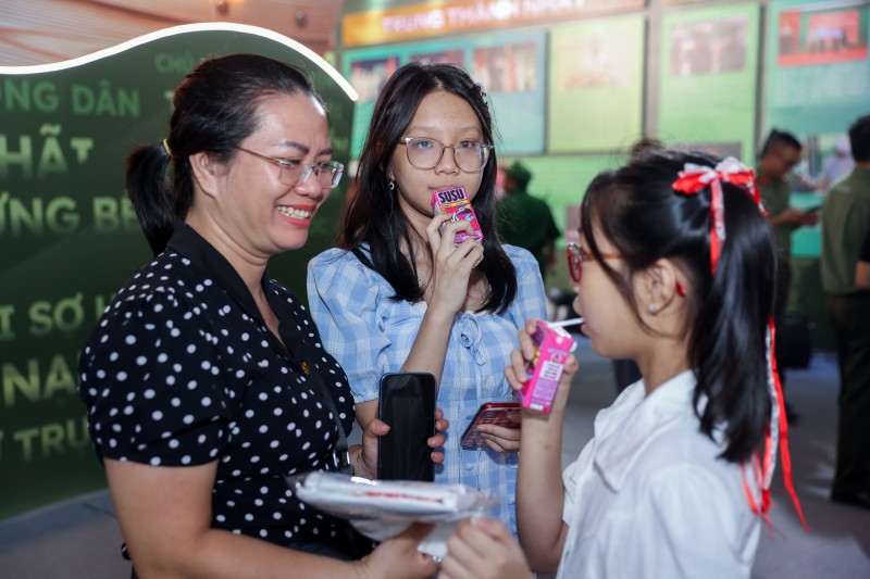 Công tác tại Cục An ninh Điều tra, chị Nguyễn Thu Hiền tranh thủ đưa hai con gái đến tham quan triển lãm để hiểu hơn về công việc của bố mẹ. Chị cho biết rất vui khi thấy thương hiệu sữa gia đình gắn bó nhiều năm cũng xuất hiện tại sự kiện. “Các bé nhà mình đã dùng Vinamilk từ nhỏ, từ sữa bột Optimum đến sữa tươi, sữa chua. Sản phẩm đảm bảo chất lượng, an toàn và có nhiều hương vị cho các con lựa chọn”, chị Hiền chia sẻ. Công tác tại Cục An ninh Điều tra, chị Nguyễn Thu Hiền tranh thủ đưa hai con gái đến tham quan triển lãm để hiểu hơn về công việc của bố mẹ. Chị cho biết rất vui khi thấy thương hiệu sữa gia đình gắn bó nhiều năm cũng xuất hiện tại sự kiện. “Các bé nhà mình đã dùng Vinamilk từ nhỏ, từ sữa bột Optimum đến sữa tươi, sữa chua. Sản phẩm đảm bảo chất lượng, an toàn và có nhiều hương vị cho các con lựa chọn”, chị Hiền chia sẻ.