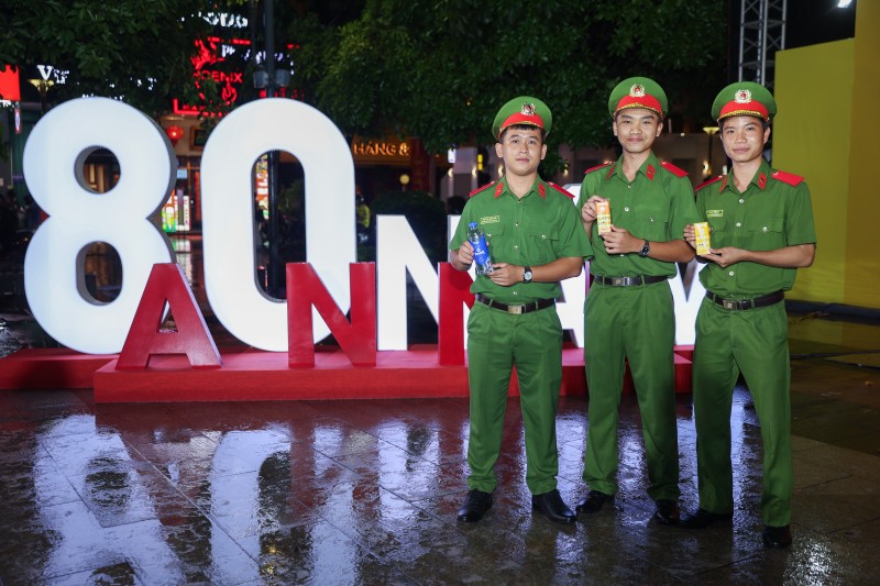 Trong khi đó, nước suối mát lạnh Vinamilk đã trở thành lựa chọn quen thuộc của nhiều người để “giải nhiệt” nhanh khi tham gia các sự kiện đông đúc. Trong khi đó, nước suối mát lạnh Vinamilk đã trở thành lựa chọn quen thuộc của nhiều người để “giải nhiệt” nhanh khi tham gia các sự kiện đông đúc.