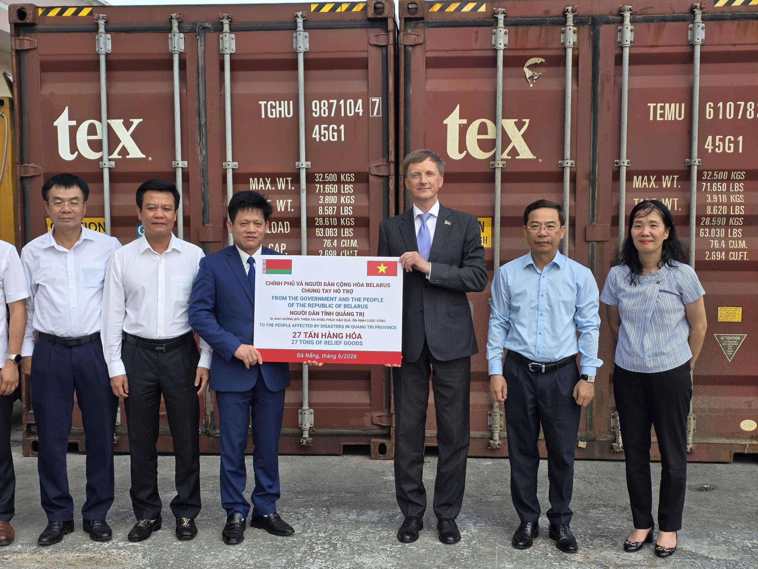 Cục Quản lý đê điều và Phòng, chống thiên tai phối hợp với UBND tỉnh Quảng Trị tiếp nhận lô hàng viện trợ của Chính phủ Cộng hòa Belarus dành cho người dân tỉnh Quảng Trị bị ảnh hưởng bởi thiên tai. (Ảnh: Cục Quản lý đê điều và phòng, chống thiên tai)