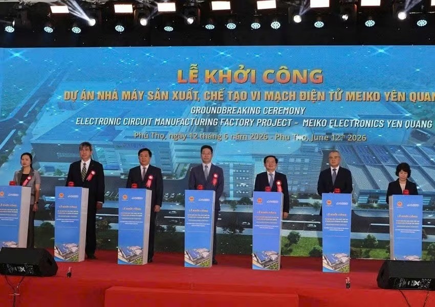 Các đại biểu bấm nút khởi công nhà máy sản xuất vi mạch điện tử tại Khu công nghiệp Yên Quang, tỉnh Phú Thọ.