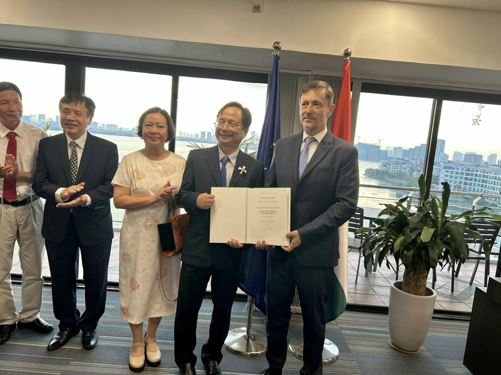 Đại sứ đặc mệnh toàn quyền Cộng hòa Hungary tại Việt Nam Tibor Baloghdi đã trao Huân chương Hungary hạng Chữ thập Sĩ quan cho GS.TSKH. Vũ Hoàng Linh Đại sứ đặc mệnh toàn quyền Cộng hòa Hungary tại Việt Nam Tibor Baloghdi đã trao Huân chương Hungary hạng Chữ thập Sĩ quan cho GS.TSKH. Vũ Hoàng Linh