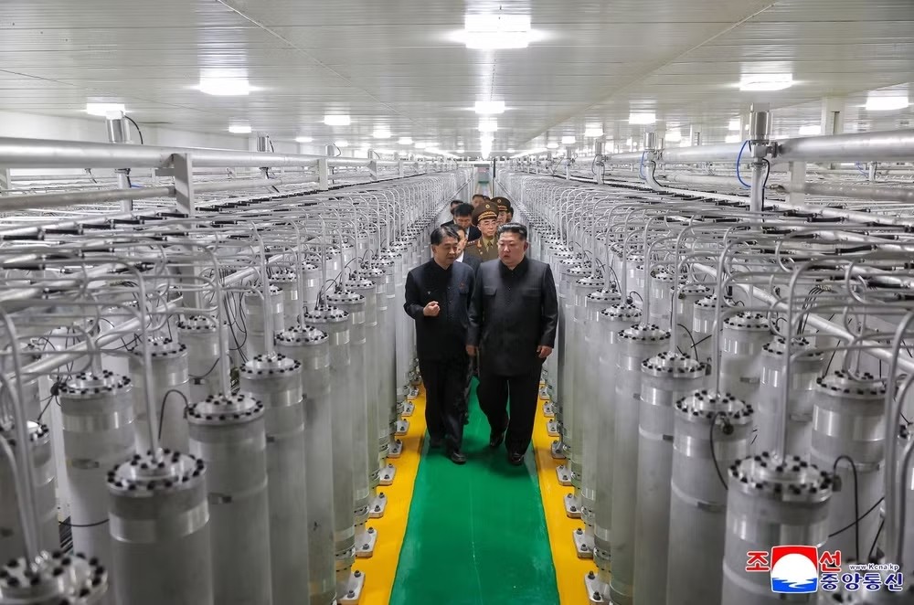 Nhà lãnh đạo Triều Tiên Kim Jong Un (phải, phía trước) thăm nhà máy sản xuất vật liệu hạt nhân mới khánh thành, ngày 3/6/2026. (Ảnh: KCNA/TTXVN)