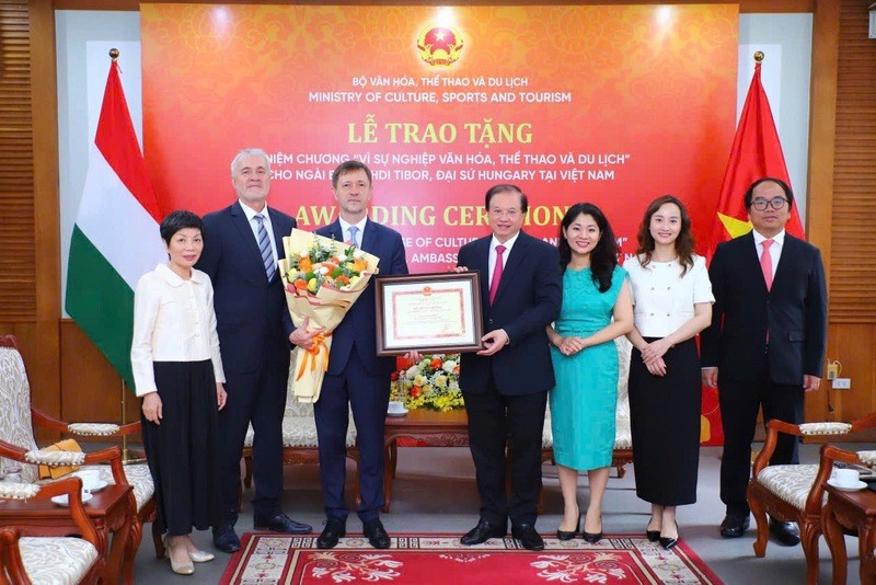 Trao Kỷ niệm chương “Vì sự nghiệp Văn hóa, Thể thao và Du lịch” cho Đại sứ Hungary tại Việt Nam Trao Kỷ niệm chương “Vì sự nghiệp Văn hóa, Thể thao và Du lịch” cho Đại sứ Hungary tại Việt Nam
