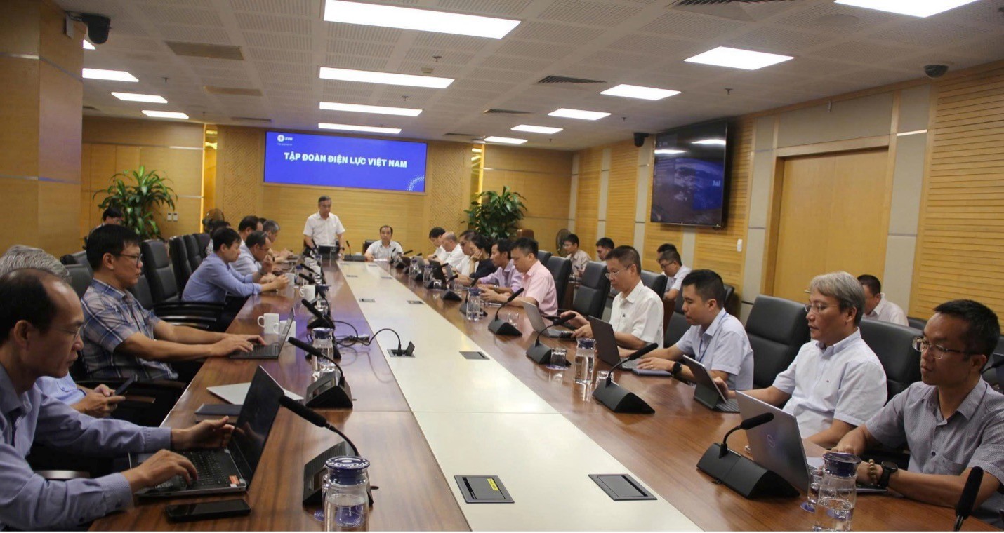 Ông Đinh Thế Phúc - Thành viên HĐTV EVN (người đứng) và ông Ngô Sơn Hải - Phó Tổng Giám đốc EVN chủ trì buổi làm việc với EVNICT và các đơn vị về triển khai nhiệm vụ khoa học công nghệ, chuyển đổi số năm 2026.