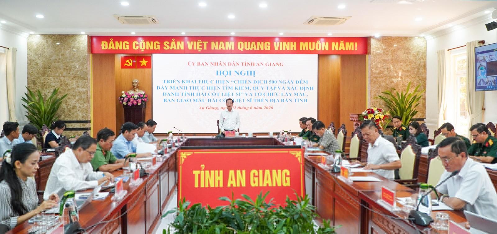 Hội nghị trực tuyến triển khai “Chiến dịch 500 ngày đêm đẩy mạnh thực hiện tìm kiếm, quy tập và xác định danh tính hài cốt liệt sĩ” và công tác lấy mẫu, bàn giao mẫu hài cốt liệt sĩ trên địa bàn tỉnh An Giang. (Ảnh: Hội nghị trực tuyến triển khai “Chiến dịch 500 ngày đêm đẩy mạnh thực hiện tìm kiếm, quy tập và xác định danh tính hài cốt liệt sĩ” và công tác lấy mẫu, bàn giao mẫu hài cốt liệt sĩ trên địa bàn tỉnh An Giang. (Ảnh: