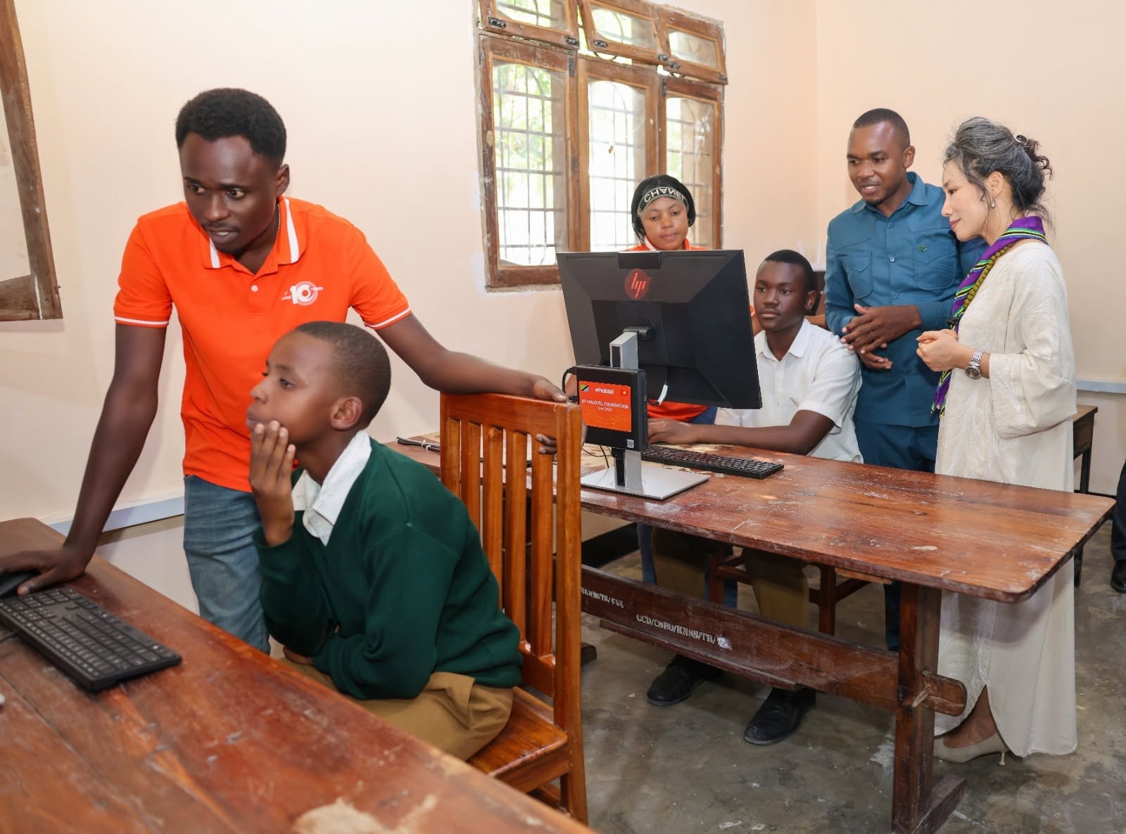 Tặng Phòng máy tính thông minh cho Trường Kiwanja cha Ndege Dodoma CC (Tanzania)