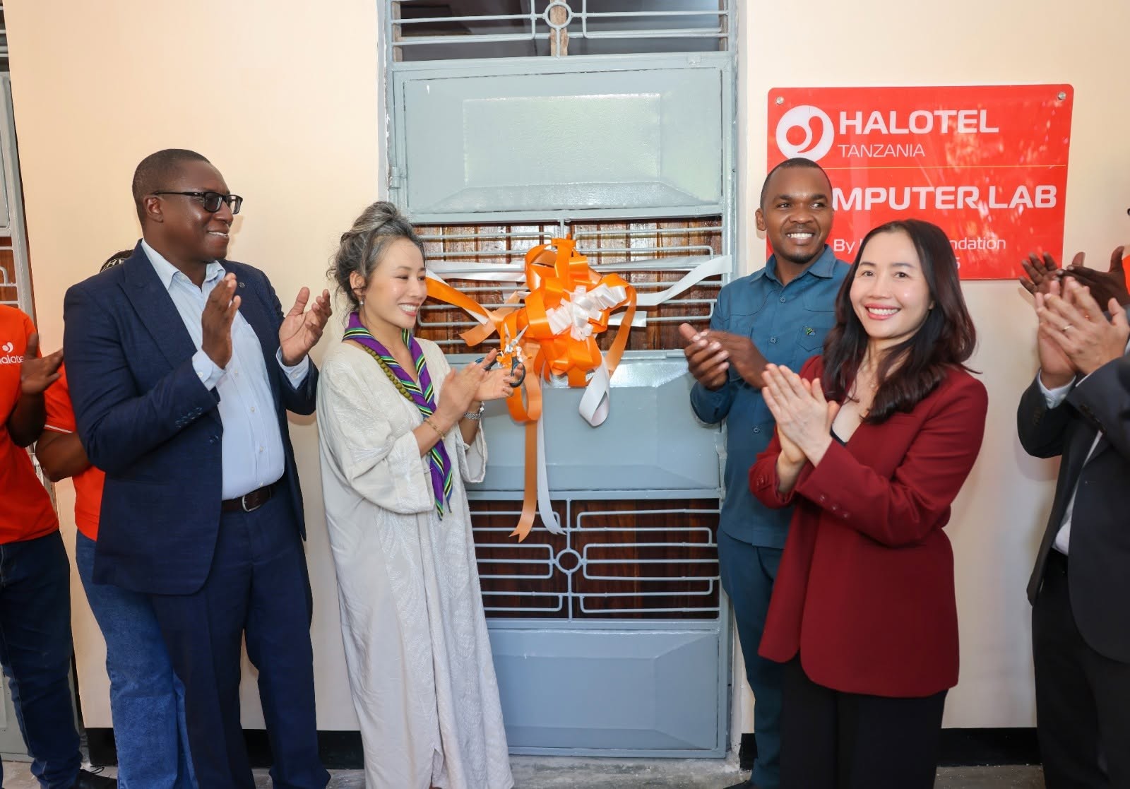 Tặng Phòng máy tính thông minh cho Trường Kiwanja cha Ndege Dodoma CC (Tanzania)