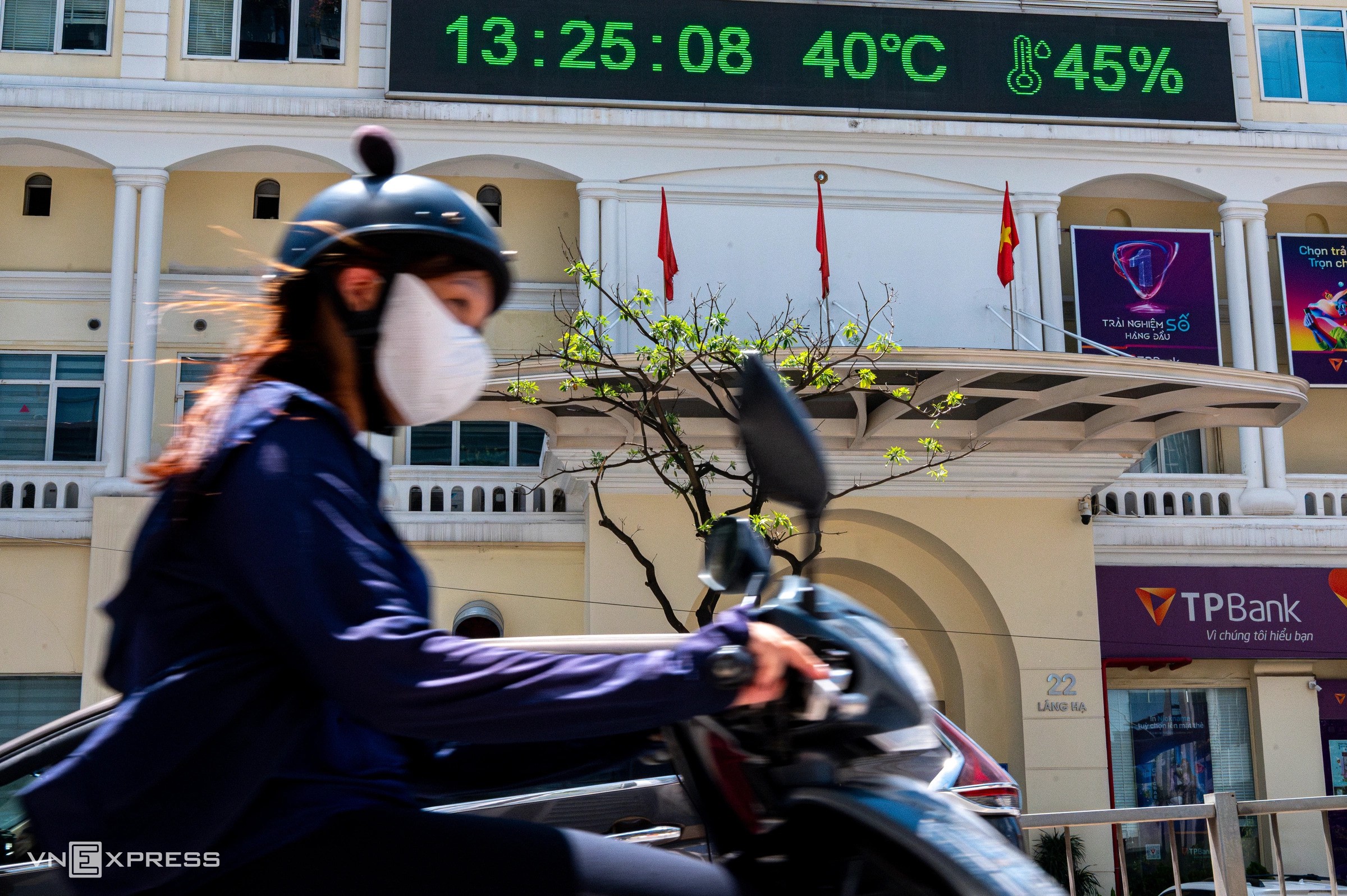 Tại một điểm đặt biển hiển thị nhiệt độ trên đường Láng Hạ, mức nhiệt ghi nhận khoảng 40 độ C lúc 13h25 ngày 24/6/2026. (Ảnh: VnExpress)