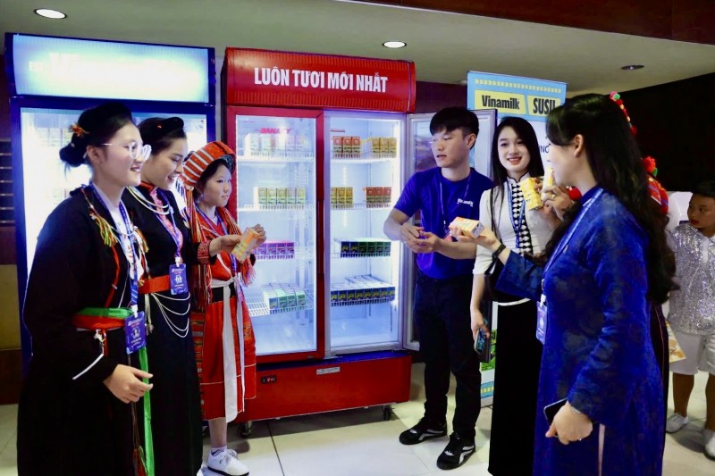 Ảnh 2 (báo chọn 1 trong các ảnh 2a, 2b, 2c, 2d, 2e, 2f): Không gian trải nghiệm sản phẩm dinh dưỡng của Vinamilk sẵn sàng đồng hành cùng Đại hội. Ảnh: Vi Nam