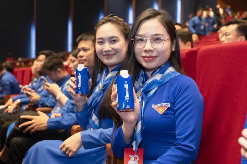 Ảnh 4 (báo chọn ảnh 4a hoặc 4b): Nước uống đóng hộp giấy Vinamilk đồng hành cùng toàn thể đại biểu tham dự Đại hội Đoàn toàn quốc lần thứ XIII. Ảnh: Vi Nam