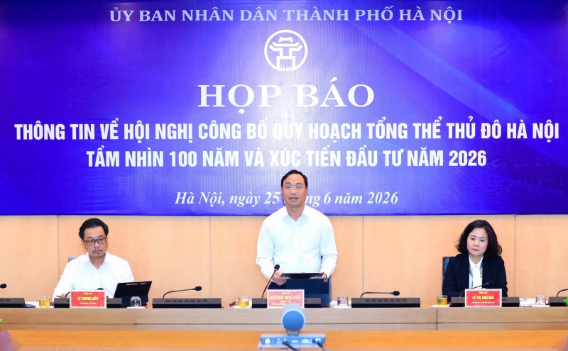 Ông Nguyễn Tiến Thiết, Chánh Văn phòng UBND TP. Hà Nội chủ trì họp báo.