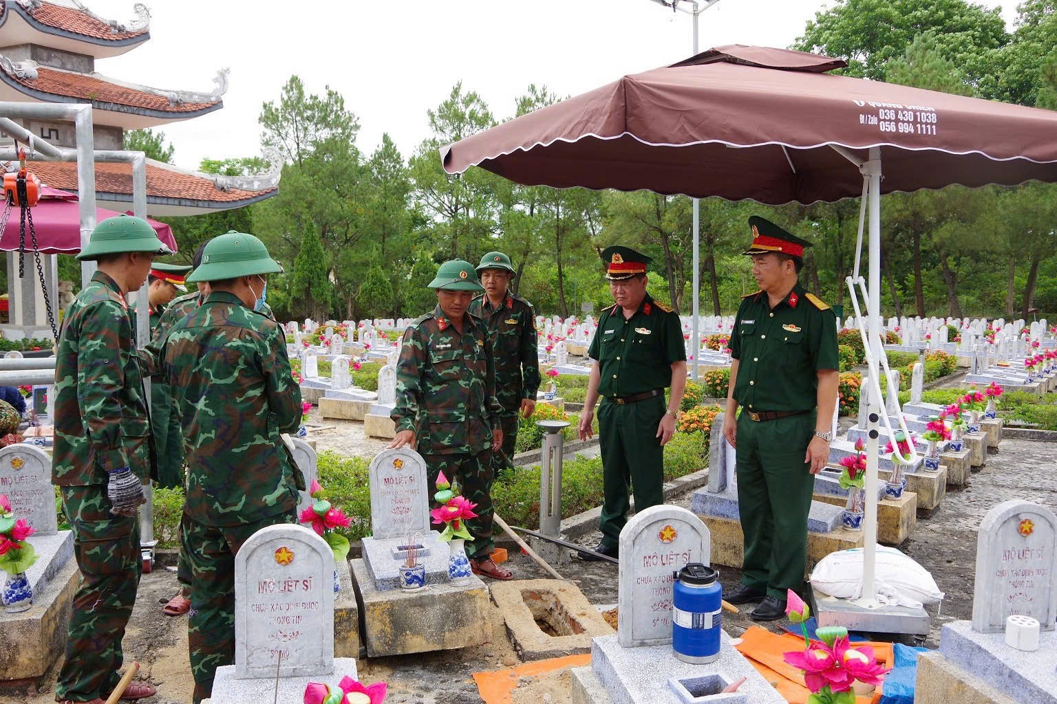 Lực lượng chức năng triển khai lấy mẫu, số hóa thông tin các phần mộ chưa xác định được thông tin tại Nghĩa trang Liệt sĩ Quốc gia Trường Sơn. (Ảnh: VGP)