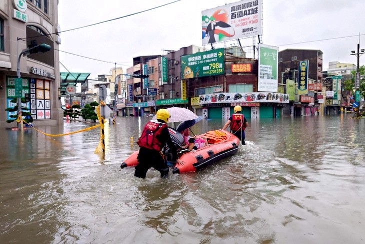 Bão Mekkhala khiến nhiều nơi ở Đài Loan ngập sâu ngày 26-6 - Ảnh: AFP