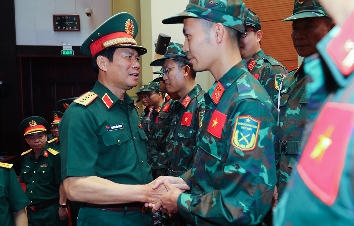 Đại tướng Nguyễn Tân Cương động viên cán bộ, nhân viên đoàn công tác.