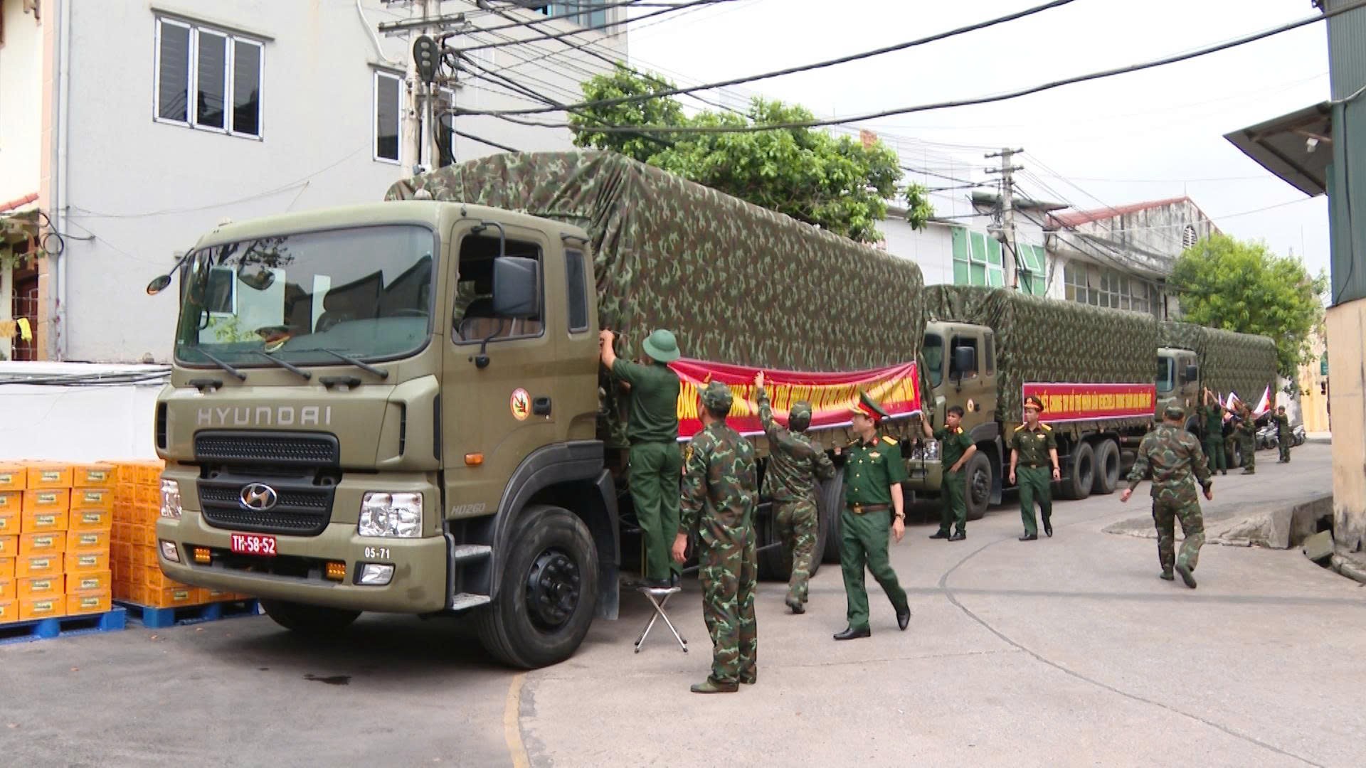 Cán bộ, chiến sĩ Lữ đoàn 971, Cục Xe máy - Vận tải (Tổng cục Hậu cần - Kỹ thuật) chuẩn bị vận chuyển hàng hóa phục vụ cứu trợ tới sân bay Nội Bài.