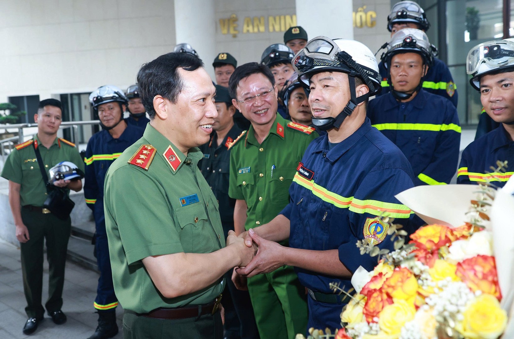 Thứ trưởng Lê Văn Tuyến động viên các cán bộ, chiến sĩ trong Đoàn công tác trước khi lên đường làm nhiệm vụ.